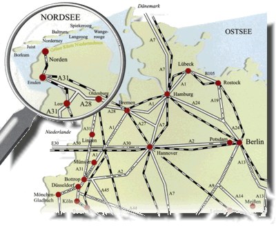 Großes helles Doppelbettzimmer mit antikem Schrank und Tisch