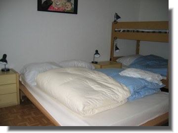 Helles Vierbettzimmer mit französichem Bett und Hochbett